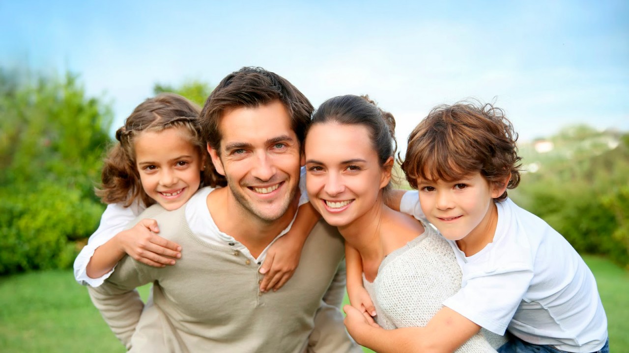 abrazo en familia familia