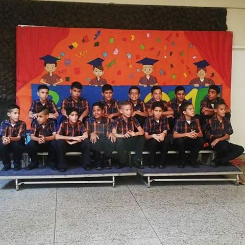 Grupo de estudiantes promovidos al 1er grado